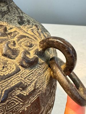 A Chinese archaistic bronze vase with Taotie handles, 'Hu 壺', Ming — photo 6