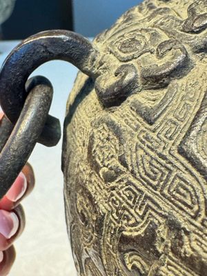 A Chinese archaistic bronze vase with Taotie handles, 'Hu 壺', Ming — photo 7