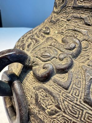 A Chinese archaistic bronze vase with Taotie handles, 'Hu 壺', Ming — photo 8