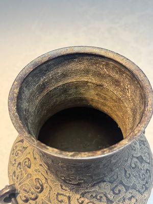 A Chinese archaistic bronze vase with Taotie handles, 'Hu 壺', Ming — photo 9