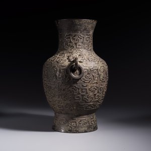 A Chinese archaistic bronze vase with Taotie handles, 'Hu 壺', Ming — photo 2