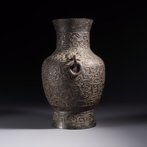 A Chinese archaistic bronze vase with Taotie handles, 'Hu 壺', Ming — photo 4