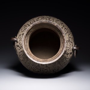 A Chinese archaistic bronze vase with Taotie handles, 'Hu 壺', Ming — photo 5