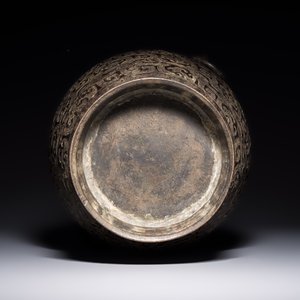 A Chinese archaistic bronze vase with Taotie handles, 'Hu 壺', Ming — photo 6