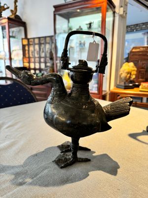 A Chinese archaistic bronze wine vessel in the shape of a goose, Song — 照片 1