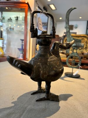 A Chinese archaistic bronze wine vessel in the shape of a goose, Song — 照片 4