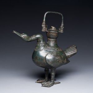 A Chinese archaistic bronze wine vessel in the shape of a goose, Song — 照片 1