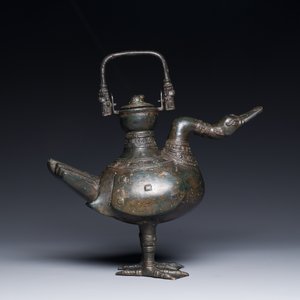 A Chinese archaistic bronze wine vessel in the shape of a goose, Song — 照片 4