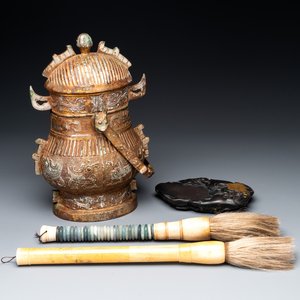A Chinese archaistic bronze 'you 卣' vessel and cover, an inkstone and two calligraphy brushes, 20th C. — 照片 1