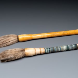 A Chinese archaistic bronze 'you 卣' vessel and cover, an inkstone and two calligraphy brushes, 20th C. — 照片 11