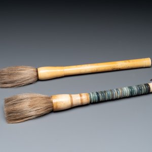 A Chinese archaistic bronze 'you 卣' vessel and cover, an inkstone and two calligraphy brushes, 20th C. — 照片 12