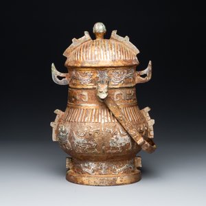 A Chinese archaistic bronze 'you 卣' vessel and cover, an inkstone and two calligraphy brushes, 20th C. — 照片 2