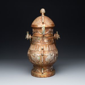 A Chinese archaistic bronze 'you 卣' vessel and cover, an inkstone and two calligraphy brushes, 20th C. — 照片 3