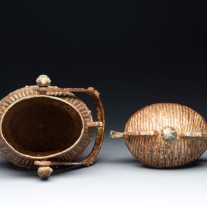 A Chinese archaistic bronze 'you 卣' vessel and cover, an inkstone and two calligraphy brushes, 20th C. — 照片 6