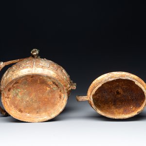 A Chinese archaistic bronze 'you 卣' vessel and cover, an inkstone and two calligraphy brushes, 20th C. — 照片 7