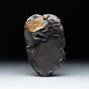 A Chinese archaistic bronze 'you 卣' vessel and cover, an inkstone and two calligraphy brushes, 20th C. — 照片 9