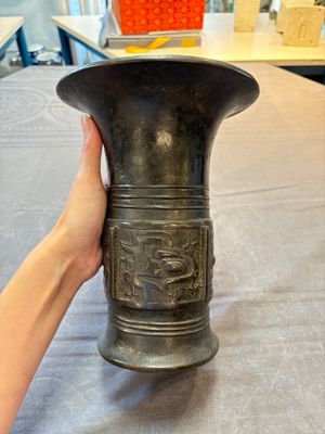 A Chinese archaistic bronze 'zun' vase, Ming — 照片 1