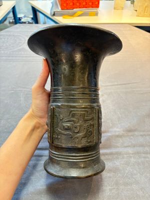 A Chinese archaistic bronze 'zun' vase, Ming — 照片 2