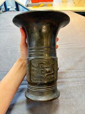 A Chinese archaistic bronze 'zun' vase, Ming — 照片 3