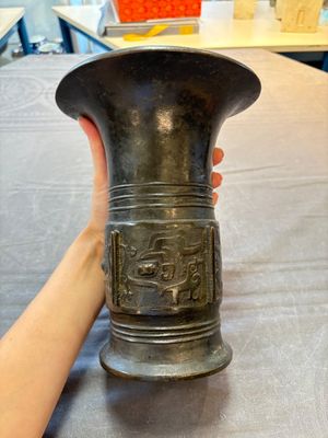A Chinese archaistic bronze 'zun' vase, Ming — 照片 4