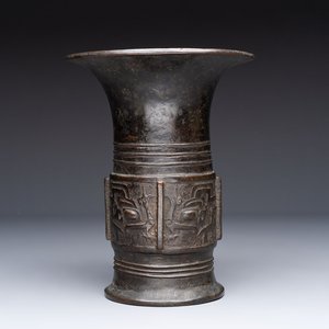 A Chinese archaistic bronze 'zun' vase, Ming — 照片 1