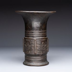 A Chinese archaistic bronze 'zun' vase, Ming — 照片 2