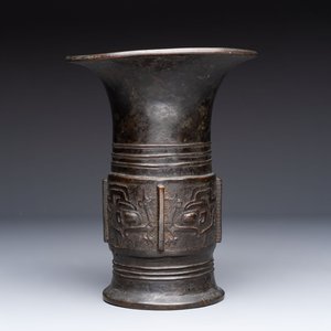 A Chinese archaistic bronze 'zun' vase, Ming — 照片 3