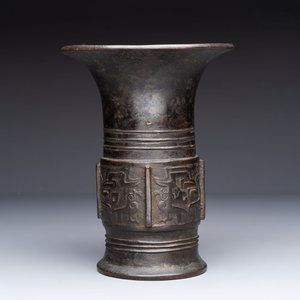 A Chinese archaistic bronze 'zun' vase, Ming — 照片 4