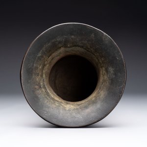 A Chinese archaistic bronze 'zun' vase, Ming — 照片 5