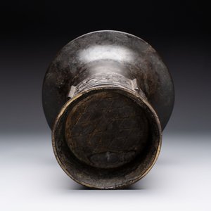 A Chinese archaistic bronze 'zun' vase, Ming — 照片 6