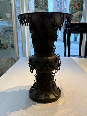 A Chinese archaistic bronze 'Zun' vase with 99 rings, 18/19th C. — photo 1