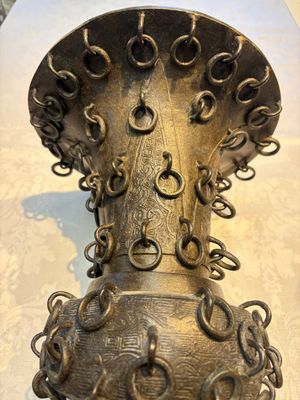 A Chinese archaistic bronze 'Zun' vase with 99 rings, 18/19th C. — photo 11