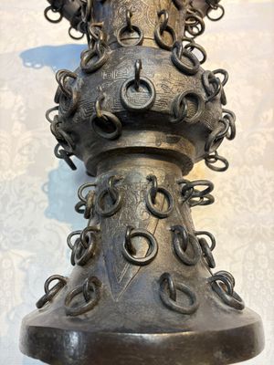 A Chinese archaistic bronze 'Zun' vase with 99 rings, 18/19th C. — photo 13