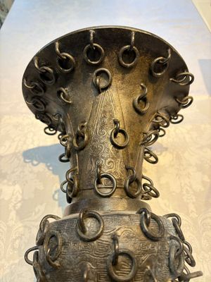 A Chinese archaistic bronze 'Zun' vase with 99 rings, 18/19th C. — photo 14