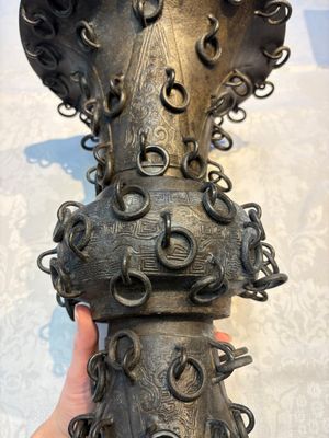 A Chinese archaistic bronze 'Zun' vase with 99 rings, 18/19th C. — photo 15