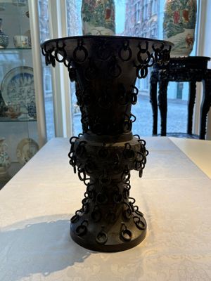 A Chinese archaistic bronze 'Zun' vase with 99 rings, 18/19th C. — photo 2