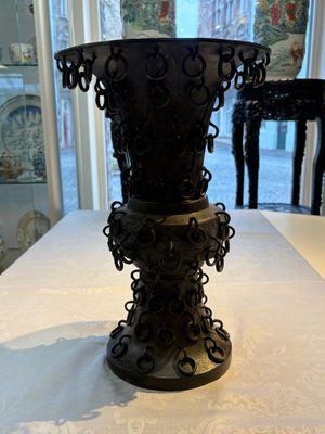A Chinese archaistic bronze 'Zun' vase with 99 rings, 18/19th C. — photo 3