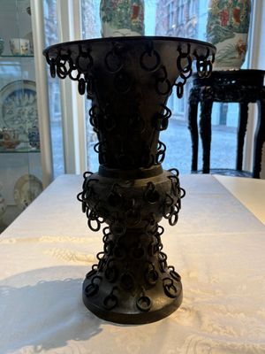 A Chinese archaistic bronze 'Zun' vase with 99 rings, 18/19th C. — photo 5