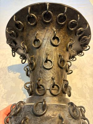 A Chinese archaistic bronze 'Zun' vase with 99 rings, 18/19th C. — photo 8