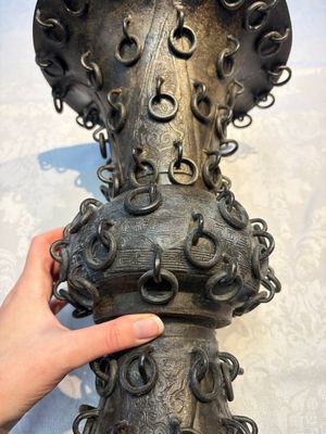 A Chinese archaistic bronze 'Zun' vase with 99 rings, 18/19th C. — photo 9