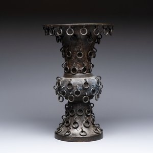 A Chinese archaistic bronze 'Zun' vase with 99 rings, 18/19th C. — photo 1