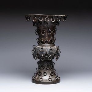 A Chinese archaistic bronze 'Zun' vase with 99 rings, 18/19th C. — photo 3