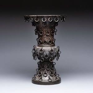 A Chinese archaistic bronze 'Zun' vase with 99 rings, 18/19th C. — photo 4
