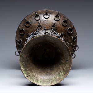 A Chinese archaistic bronze 'Zun' vase with 99 rings, 18/19th C. — photo 6