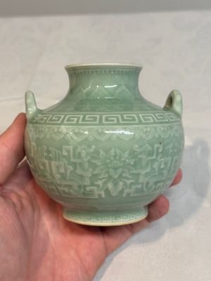A Chinese archaistic celadon-glazed 'chilong' vase, Qianlong mark, 20th C. — foto 2