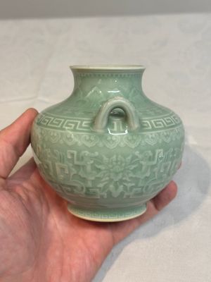 A Chinese archaistic celadon-glazed 'chilong' vase, Qianlong mark, 20th C. — foto 3