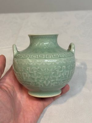 A Chinese archaistic celadon-glazed 'chilong' vase, Qianlong mark, 20th C. — foto 4