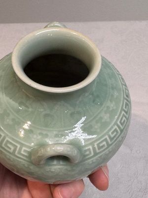 A Chinese archaistic celadon-glazed 'chilong' vase, Qianlong mark, 20th C. — foto 10