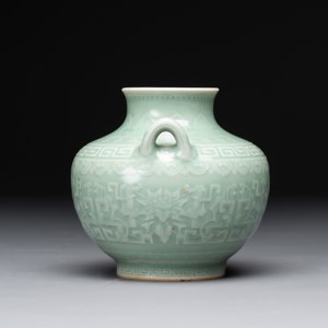A Chinese archaistic celadon-glazed 'chilong' vase, Qianlong mark, 20th C. — foto 2