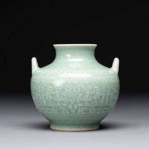 A Chinese archaistic celadon-glazed 'chilong' vase, Qianlong mark, 20th C. — foto 3